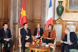 Le vice-président Huynh Ngoc Son et la première vice-présidente de l'AN française, Mme Laurence Dumont. (Photo: Lê Hà/Vietnam+)