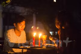 Eteindre des lumières en écho de la campagne Earth Hour. Photo/VNA