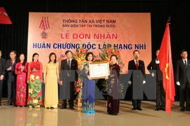 La vice-présidente Nguyen Thi Doan a remis l’Ordre de l'Indépendance de 2e classe au Département des informations intérieures de la VNA. 