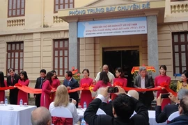 Cérémonie d’inauguration de l’exposition «Soutien et solidarité de la population mondiale pour la lutte pour la réunification du Vietnam 1954-1975», le 24 avril à Hanoi. Photo : CVN 