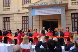Cérémonie d’inauguration de l’exposition «Soutien et solidarité de la population mondiale pour la lutte pour la réunification du Vietnam 1954-1975», le 24 avril à Hanoi. Photo : CVN 