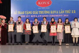 Cérémonie de remise des prix et bourses KOVA à des scientifiques et étudiants exemplaires, le 13 décembre à Hanoi. (Source : VNA)