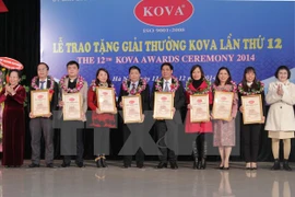 Cérémonie de remise des prix et bourses KOVA à des scientifiques et étudiants exemplaires, le 13 décembre à Hanoi. (Source : VNA)