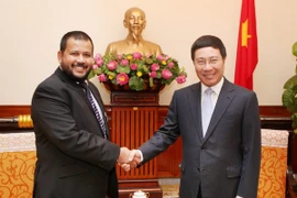 Le vice-Premier ministre et ministre des Affaires étrangères Pham Binh Minh (droite) et le ministre sri lankais de l'Industrie et du Commerce, Rishad Bathiudeen. (Source : VNA)