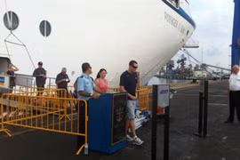 Des croisiéristes du «Voyager of the Seas» débarquent au port Tân Cang – Cai Mep, dans la province de Bà Ria – Vung Tàu (Sud). (Source : VNA)