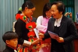 La vice-présidente vietnamienne Nguyên Thi Doan fait des cadeaux aux élèves brillants de familles pauvres dans la province de Lai Chau. (Source: AVI)