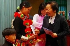 La vice-présidente vietnamienne Nguyên Thi Doan fait des cadeaux aux élèves brillants de familles pauvres dans la province de Lai Chau. (Source: AVI)