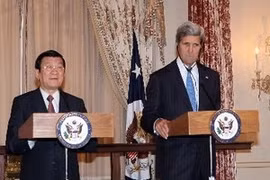 Le président vietnamien Truong Tân Sang (gauche) et le secrétaire d'État américain John Kerry. (Source: VNA)