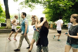 Les visiteurs de l'itinéraire Nghe dao Hà Nôi ou Échos de Hanoi. Photo : internet