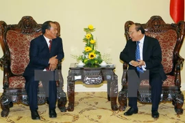 Le vice-Premier ministre Nguyên Xuân Phuc (droite) reçoit le ministre laotien de l’Intérieur, Saysi Santivong, en visite de travail au Vietnam. (Source : VNA) 
