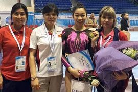 Phan Thi Hà Thanh (2e, à droite) et ses entourages prennent une photo avec sa médaille d’or. Photo: tdtt.gov. 