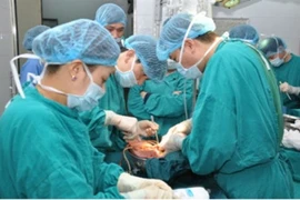 Les médecins de l’hôpital 103 effectuent la greffe à la fois de moëlle osseuse et de rein sur le patient Pham Thái Huyên (Source: VNA)