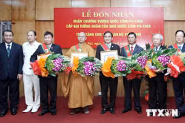 Le Cambodge décore plusieurs cadres vietnamiens. Photo : VNA