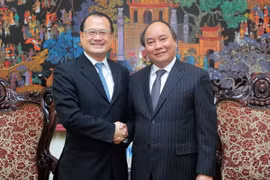 Le vice-Premier ministre Nguyen Xuan Phuc et le président du groupe hongkongais Sunwah (Chine), M. Jonathan Choi. Source: VNA
