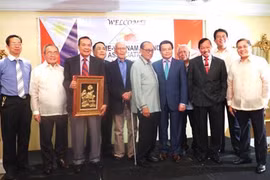 Des membres de l'Association d'amitié Vietnam-Philippines, créée récemment à Manille. (Source : VNA)