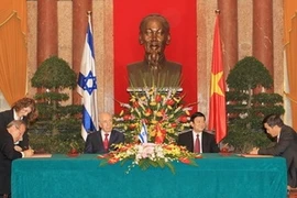 Les présidents Truong Tan Sang, et Shimon Peres, à la cérémonie de signature d'un document de coopération financière. (Photo: Nguyen Khang/AVI)