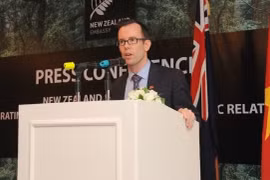 L’ambassadeur de Nouvelle-Zélande au Vietnam, Haike Manning, prend la parole lors de la conférence de presse. (Source : NDEL/VNA)