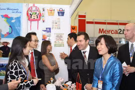 Des personnes étrangères visitent le stand du Vietnam lors de l'Promotional Expo. Photo: VNA