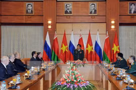 Le général Phung Quang Thanh reçoit des vétérans russes et biélorusses. Photo : VNA