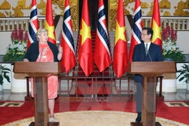 La Première ministre norvégienne, Erna Solberg et le chef du gouvernement vietnamien Nguyen Tan Dung après leur entretien du 17 avril à Hanoi. (Source : VNA)
