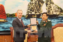 Le ministre vietnamien de la Défense Phung Quang Thanh (droite) et l’ambassadeur des Etats-Unis à Hanoi, Ted Osius. (Source : VNA)