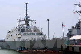 Le navire de combat USS Fort Worth jette l'ancre au port de Tiên Sa, ville de Da Nang. Photo: VNA