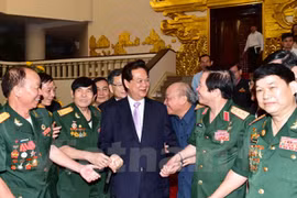 Le Premier ministre Nguyen Tan Dung et des anciens combattants de la citadelle de Quang Tri.