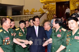 Le Premier ministre Nguyen Tan Dung et des anciens combattants de la citadelle de Quang Tri.