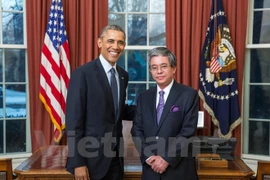 Le président américain Barack Obama et l'ambassadeur vietnamien Pham Quang Vinh (droite). (Photo: Thanh Tuấn/Vietnam+)