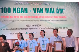 Le programme caritatif «100.000 dôngs - 10.000 maisons» a été lancé le 30 mars à la Maison culturelle du Cinéma de Hô Chi Minh-Ville. Photo : VOV