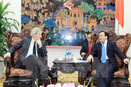 Le vice-Premier ministre Hoang Trung Hai reçoit le maire d'Amsterdam, Eberhard Van de Laan. (Photo : VNA)