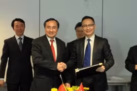 Le chef du Département général de la douane vietnamienne Nguyên Ngoc Tuc et son homologue hongkongais Clement Cheung. (Source: VNA)