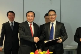 Le chef du Département général de la douane vietnamienne Nguyên Ngoc Tuc et son homologue hongkongais Clement Cheung. (Source: VNA)