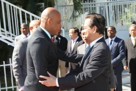 Le PM Nguyen Tan Dung (droite) et son homologue Laurent Salvador Lamothe. (Photo: Đuc Tám/VNA)