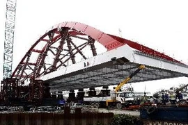 L'installation de la coupole métallique Nielsen du pont de Binh Loi. (Photo: Hoang Hai/AVI)