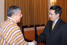 Le ministre des AE Pham Binh Minh et Lyonpo Kinzang Dorji, envoyé spécial du Premier ministre du Bhoutan. (Photo: Phuong Hoa/AVI)