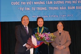 Le vice-Premier ministre Nguyen Xuan Phuc remet le prix Kovalevskaia de 2012 au professeur-docteur, Mme Bach Khanh Hoa. Source de photo : VGP/Lê Sơn