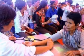 Le Moneaksekar Khmer apprécie l'aide médicale du Vietnam 