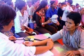Le Moneaksekar Khmer apprécie l'aide médicale du Vietnam 
