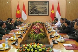 Entretien entre le général Do Ba Ty, chef d'état-major général de l'Armée populaire du Vietnam et le général Moeldoko, commandant général de l'Armée nationale d'Indonésie. (Source: Journal de l'Armée populaire)