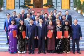 Le president et des nouveaux ambassadeurs. (Source: VNA) 