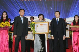 Cérémonie en l’honneur de la Journée des enseignants du Vietnam (20 novembre) et de remise des titres d’"Enseignant méritant" et d’"Enseignant du Peuple". (Source : VNA)