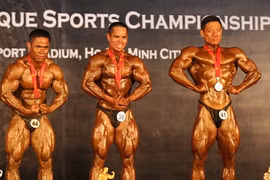 Le culturiste Nguyen Van Lam (milieu) remporte une médaille d'or dans la catégorie des 65 kg messieurs. Photo : internet