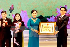 Le vice-Premier ministre Vu Duc Dam a remis l'Ordre de l'Indépendance de première classe au secteur de la santé pour ses contributions importantes dans la protection de la santé de la population. Photo : VNA