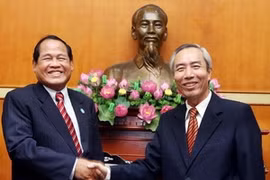Le président du CC du Front de la Patrie du Vietnam Huynh Dam et le vice-président permanent et secrétaire général du CNF, Min Khin. (Photo: Nguyen Dan/AVI)