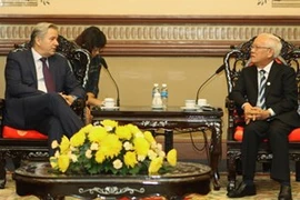 Le président du Comité populaire de Hô Chi Minh-Ville, Le Hoang Quan (droite) et le gouverneur de Berlin, Klaus Wowereit (gauche). (Source: VNA)
