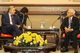 Le président du Comité populaire de Hô Chi Minh-Ville, Le Hoang Quan (droite) et le gouverneur de Berlin, Klaus Wowereit (gauche). (Source: VNA)