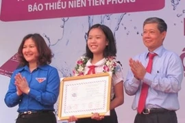 Remise du premier prix à Dao Thuy Thuy Duong,(Photo: Pham Mai/Vietnam+)