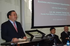 Le vice-Premier ministre Hoang Trung Hai prononce un discours lors d'un séminaire de promotion de l'investissement suisse au Vietnam. (Photo: Le Thanh/Vietnam+)