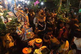 Les visiteurs participent à ce marché pour se rencontrer aux premiers jours du Nouvelle An et souhaiter de la chance et de succès. Photo: NDEL.